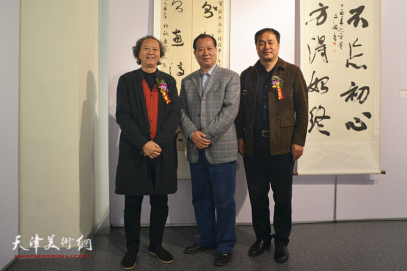 刘正成、郭其元、侯建利在展览现场。
