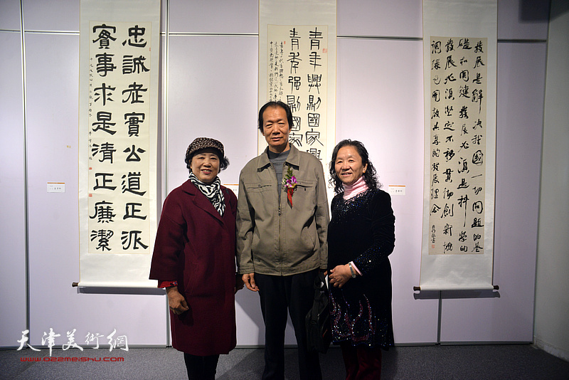 王维卿与书画爱好者在展览现场。
