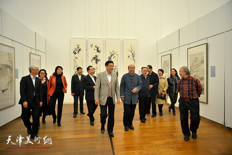 孟庆占陪同董伟、高玉葆、刘春雷、金永伟、万镜明、王书平等观赏展出的作品。