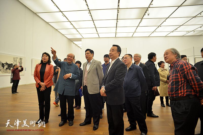 孟庆占陪同董伟、高玉葆、刘春雷、金永伟、万镜明、王书平等观赏展出的作品。