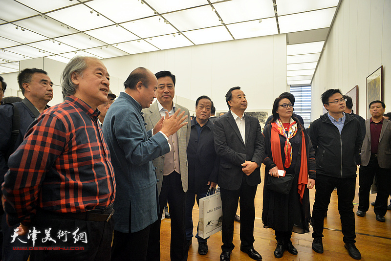 孟庆占陪同董伟、高玉葆、刘春雷、金永伟、万镜明、王书平等观赏展出的作品。