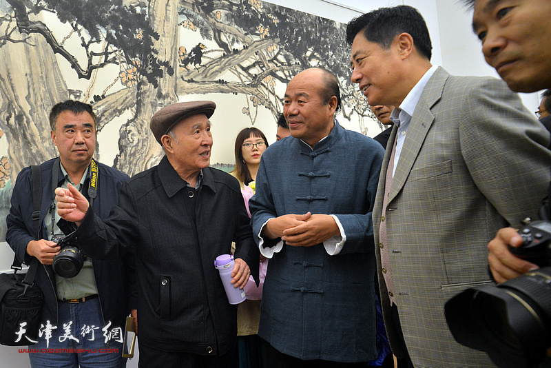 天津美院教授孙贵璞现场解读孟庆占作品。