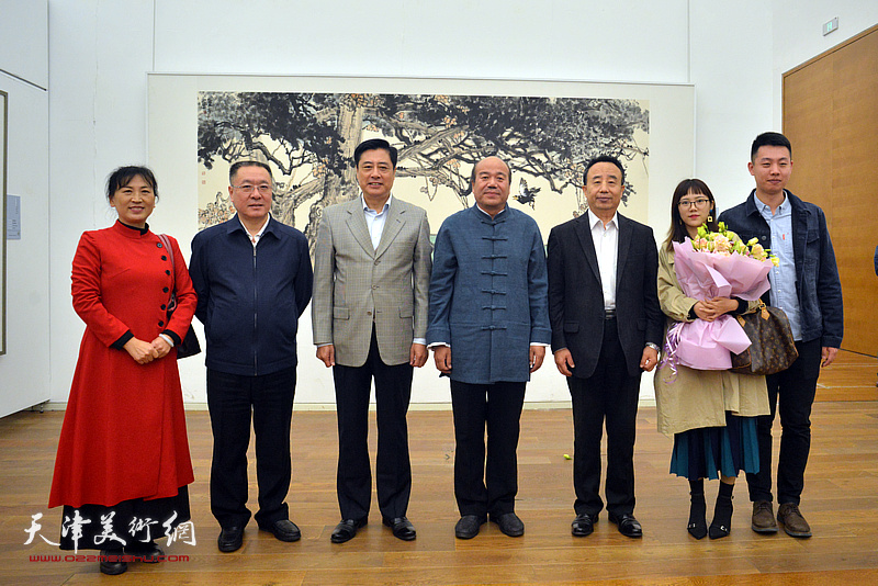 董伟、高玉葆、刘春雷、孟庆占、刘凤华、孟圆、罗右天在展览现场。