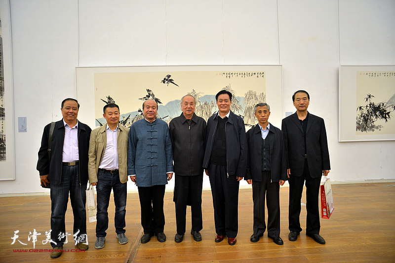 孟庆占与王振德、邱和法等在展览现场。