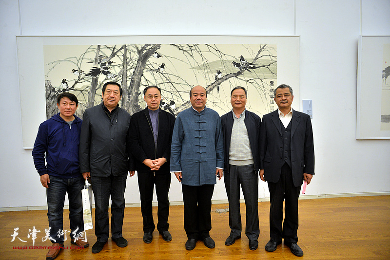 左起：主云龙、孙玉河、李新禹、孟庆占、邢立宏、王勇庆在展览现场。