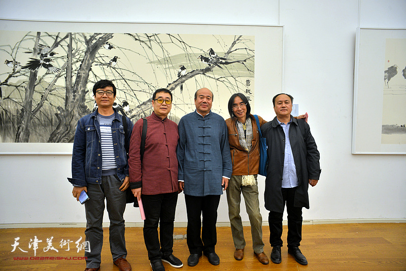 孟庆占与卢津艺等来宾在展览现场。