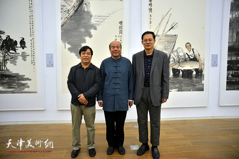 孟庆占与李耀春、潘津生在展览现场。