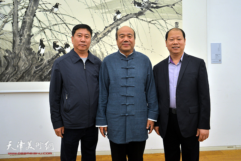 孟庆占与姚新、李锋在展览现场。