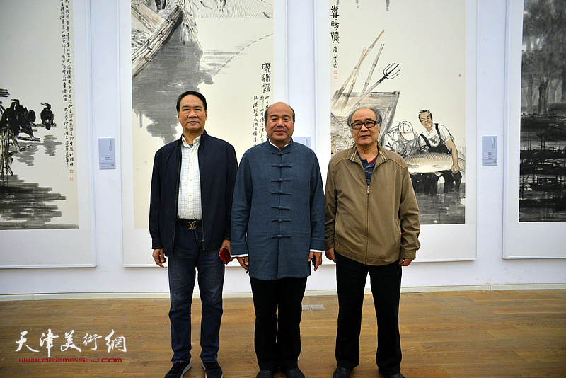 孟庆占与郭书仁、马寒松在展览现场。