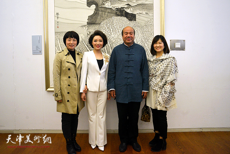 孟庆占与主持人李茜及来宾在展览现场。