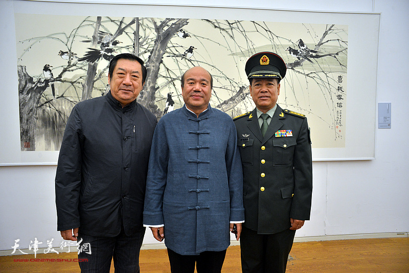 孟庆占与张克勇、孙玉河在展览现场。