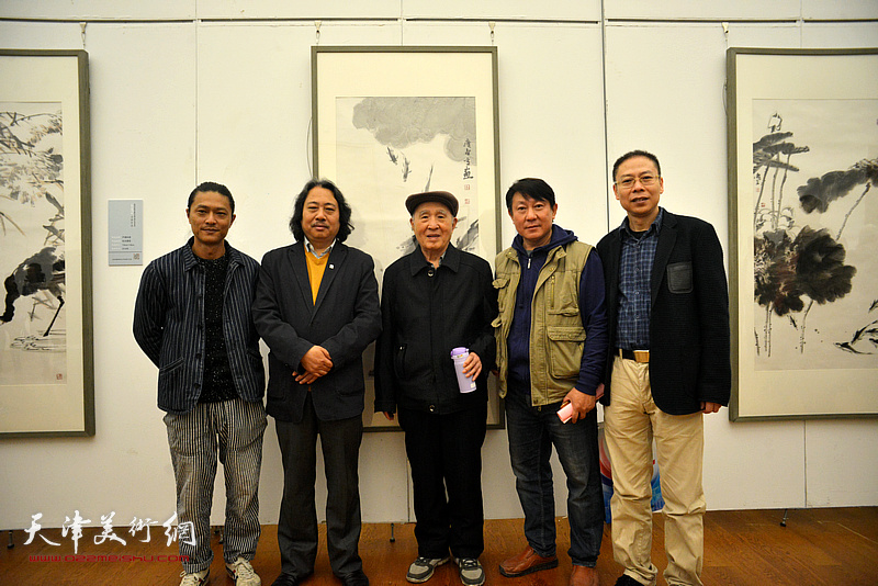 左起：姚铸、贾广健、孙贵璞、主云龙、范茗在展览现场。