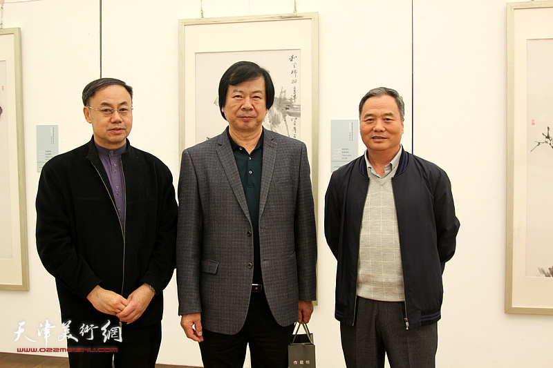 左起：李新禹、史振岭、邢立宏在展览现场。