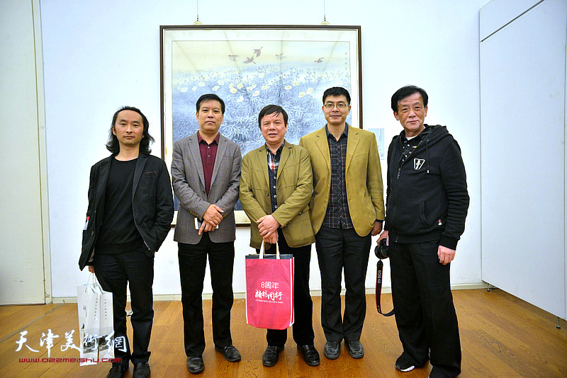 左起：安士胜、徐庆举、李根友、柳河、王大成在展览现场。