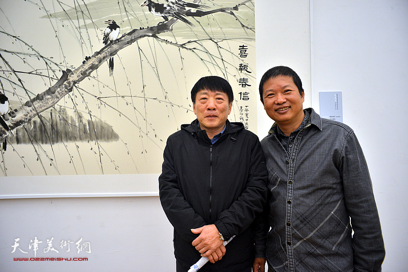 左起：高原春、魏瑞江在展览现场。