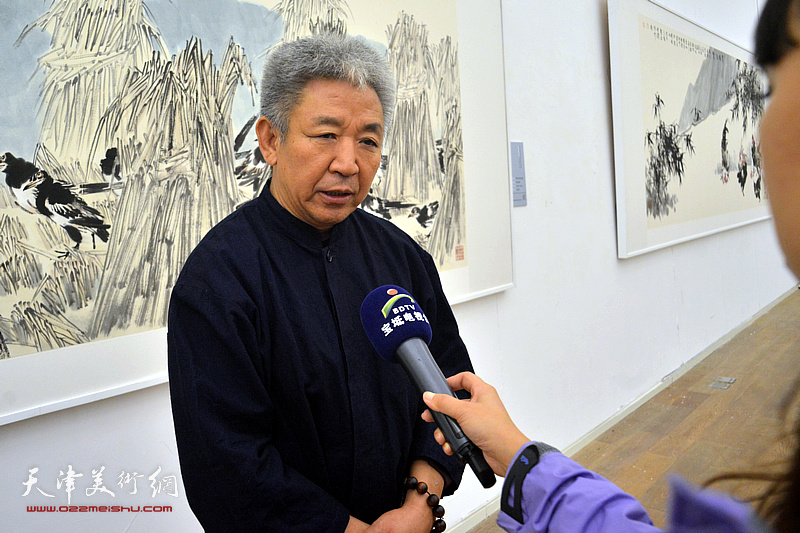 中国艺术研究院硕士生导师、美术创作中心主任杨华山在现场接受媒体采访。