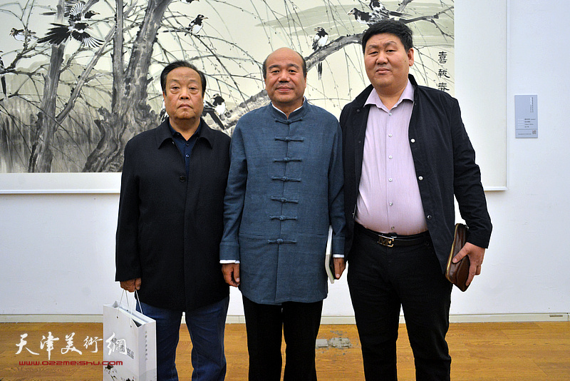 孟庆占与来宾在展览现场。