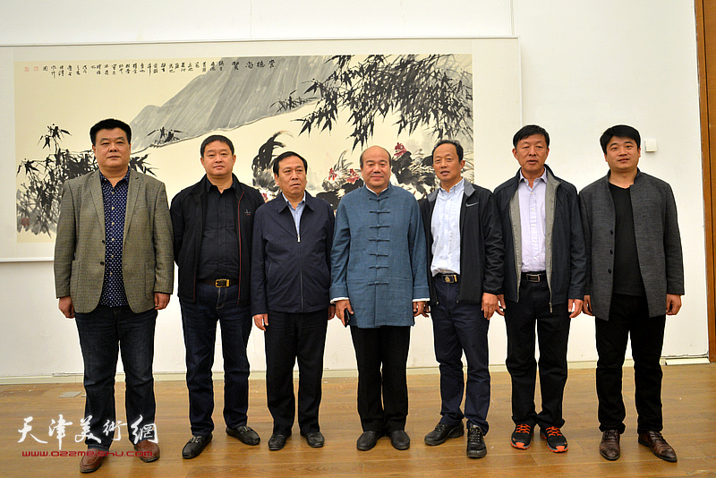 孟庆占与闫通章、张旺等来宾在展览现场。