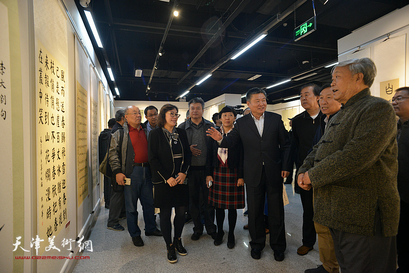 杨志庆、李丽君、张建会、邵佩英、窦宝铁、薛卫林在展览现场参观作品