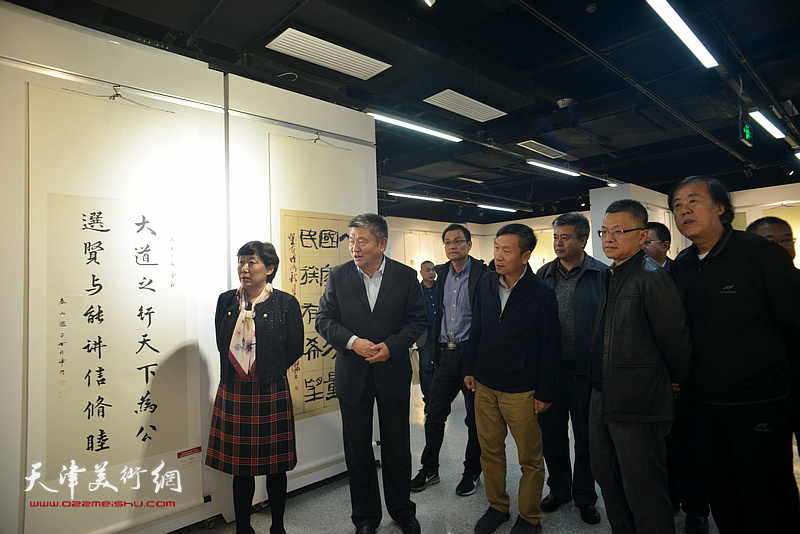 杨志庆、李丽君、张建会、邵佩英、窦宝铁、薛卫林在展览现场参观作品