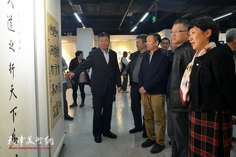 杨志庆、李丽君、张建会、窦宝铁在展览现场参观作品