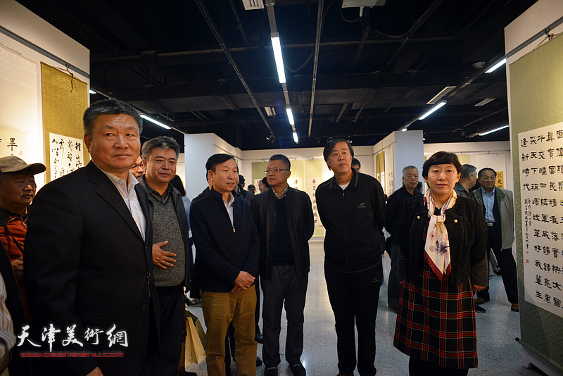 杨志庆、李丽君、张建会、邵佩英、窦宝铁在展览现场参观作品。