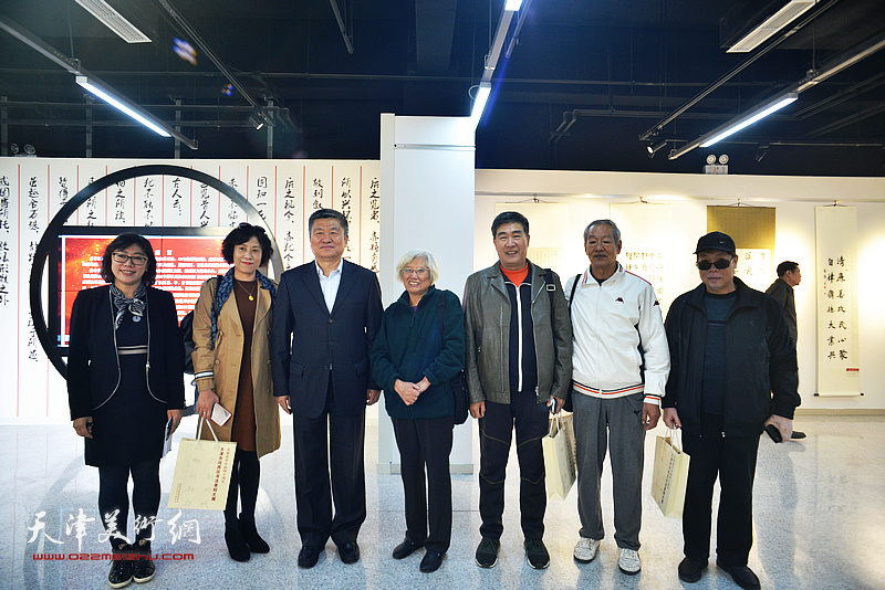 窦宝铁、刘春雨、高秀红、张海莹等在展览现场