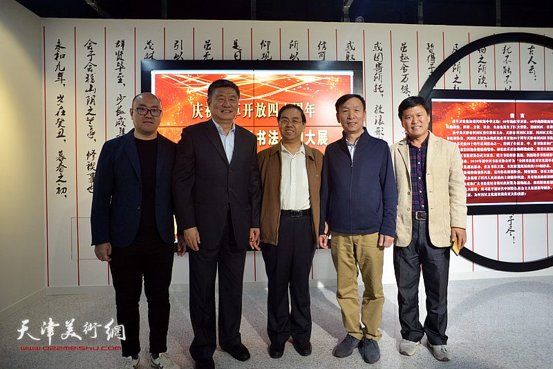 左起：肖洪涛、窦宝铁、赵宝琴、张建会、田树仁在展览现场。