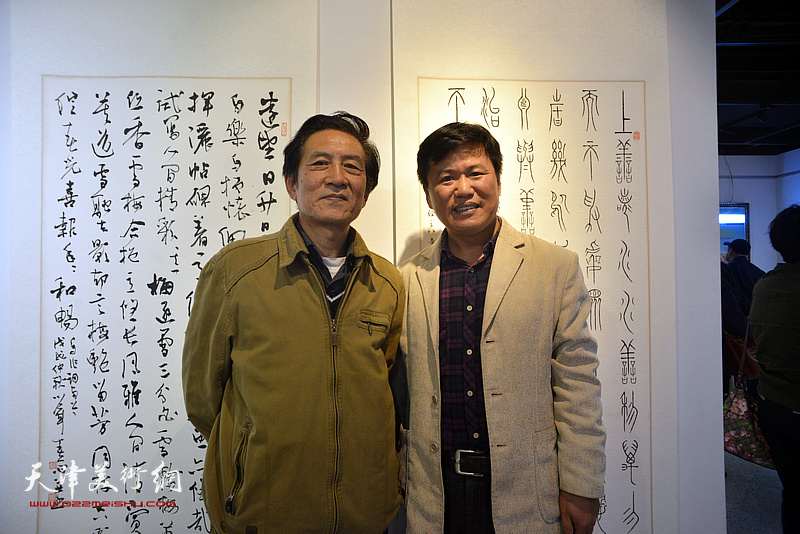 田树仁与参展作者刘巨升在展览现场。
