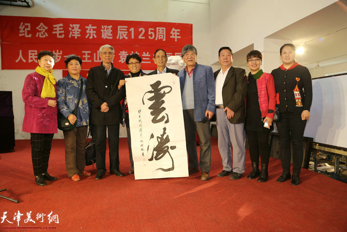 书法家送来作品祝贺书画展圆满成功。