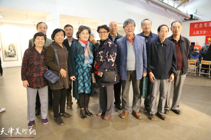 王山岭、袁桂兰伉俪与嘉宾、亲友在书画展现场。