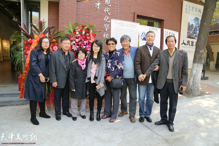 王山岭、袁桂兰伉俪与嘉宾、亲友在书画展现场。