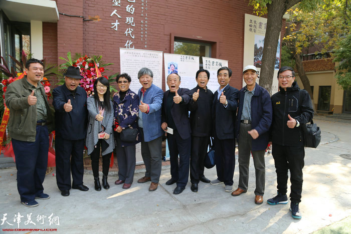 王山岭、袁桂兰伉俪与嘉宾、亲友在书画展现场。