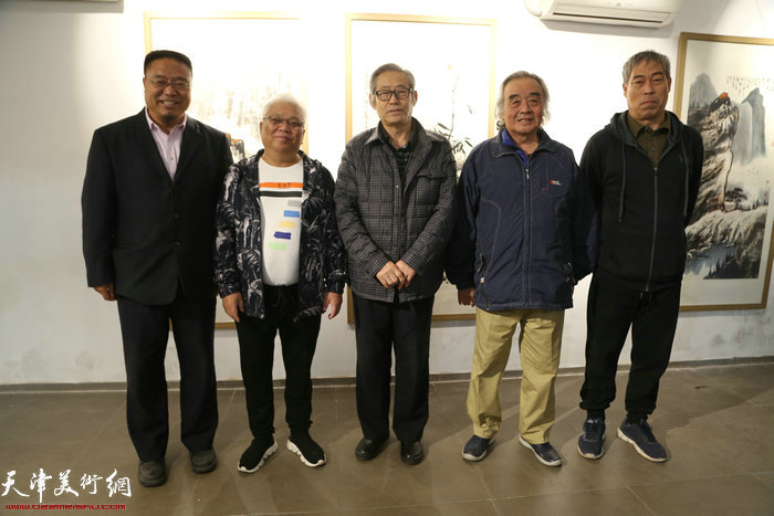 高氏家族画家参观画展