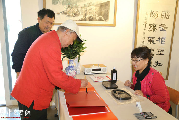 天津工艺美院王超教授出席书画展。