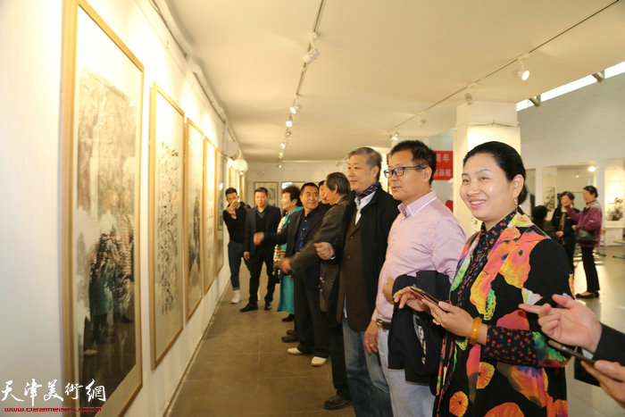 书画展吸引了众多书画爱好者观看。
