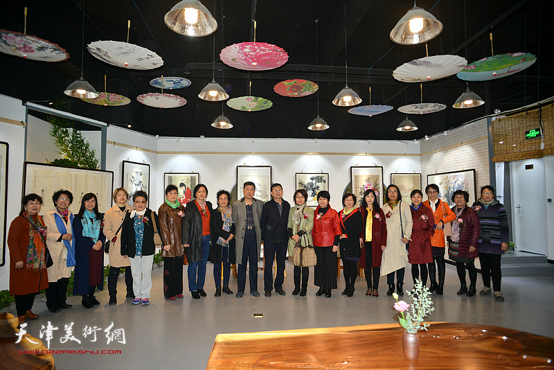 王学书、毕宝泉、梦玉、陈伟华与女画家们在画展现场。