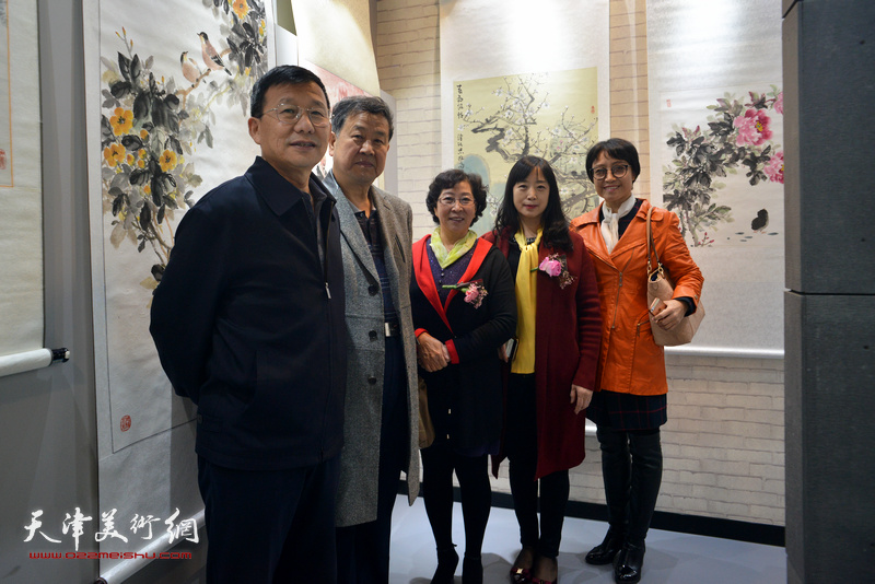 王学书、毕宝泉、冯字锦、乔美娟在画展现场。