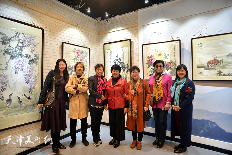 左起：高思涵、李文、张荷芝、梦玉、王学莲、王蔓榕、王洪春在画展现场。