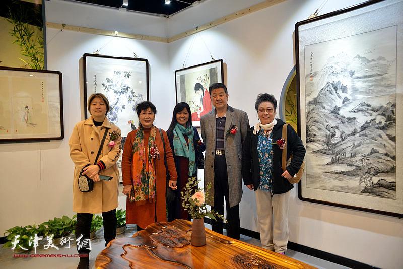 王学书、王学莲、王洪春、李文、李家红在画展现场。