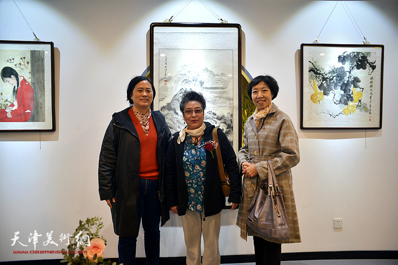 陈伟华、李家红在画展现场。