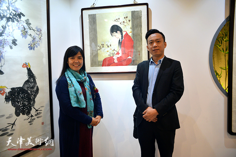 王洪春、李祥利在画展现场。