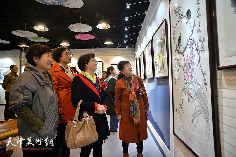 王学莲、冯字锦在画展现场观看作品。