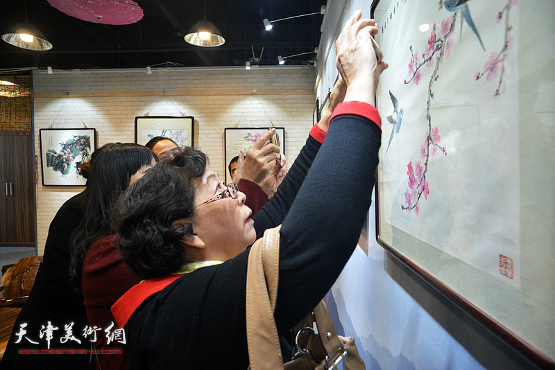 天津女子画院书画精品展现场。