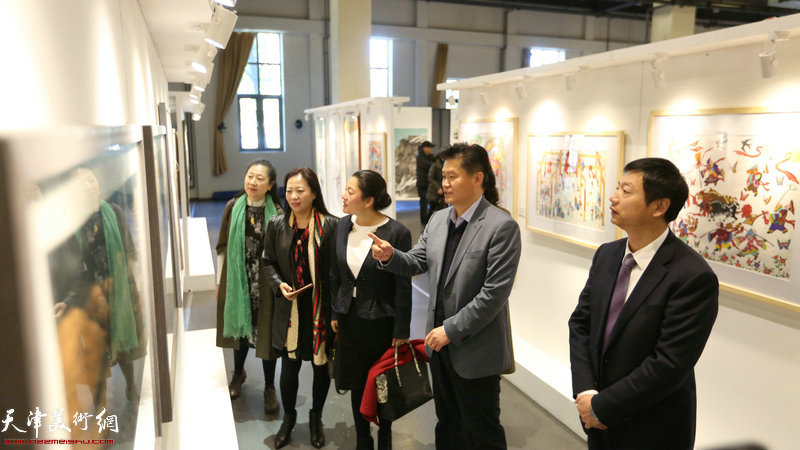 五省区市群众美术书法摄影优秀作品巡回展天津站展览现场。