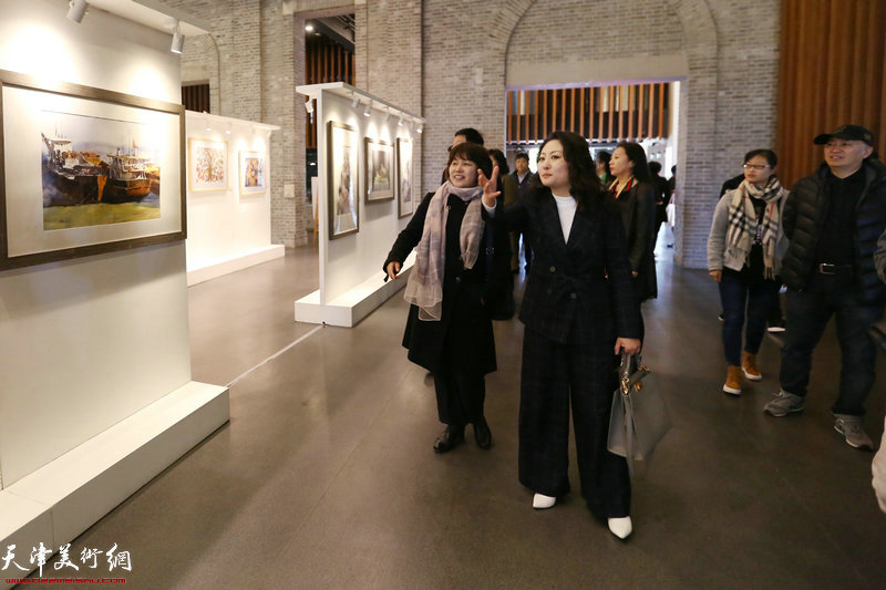 五省区市群众美术书法摄影优秀作品巡回展天津站展览现场。