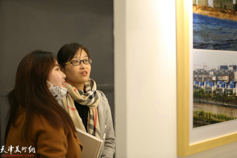 五省区市群众美术书法摄影优秀作品巡回展天津站展览现场。
