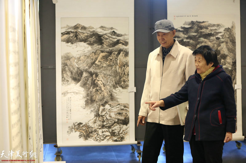 五省区市群众美术书法摄影优秀作品巡回展天津站展览现场。