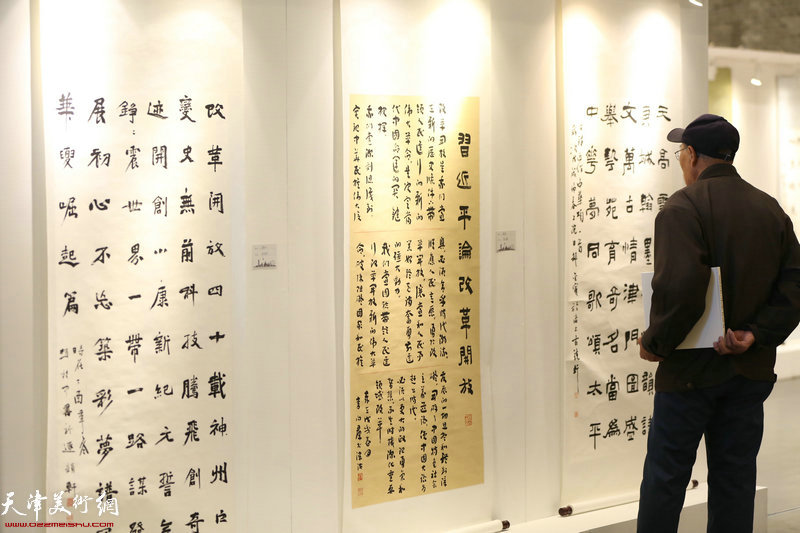 五省区市群众美术书法摄影优秀作品巡回展天津站展览现场。