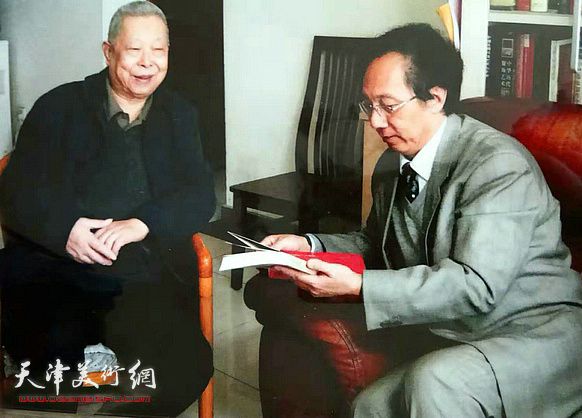 2016年4月，李文祥（右）为筹措出版《哈珮遗墨》书画集在京拜访李希凡先生。